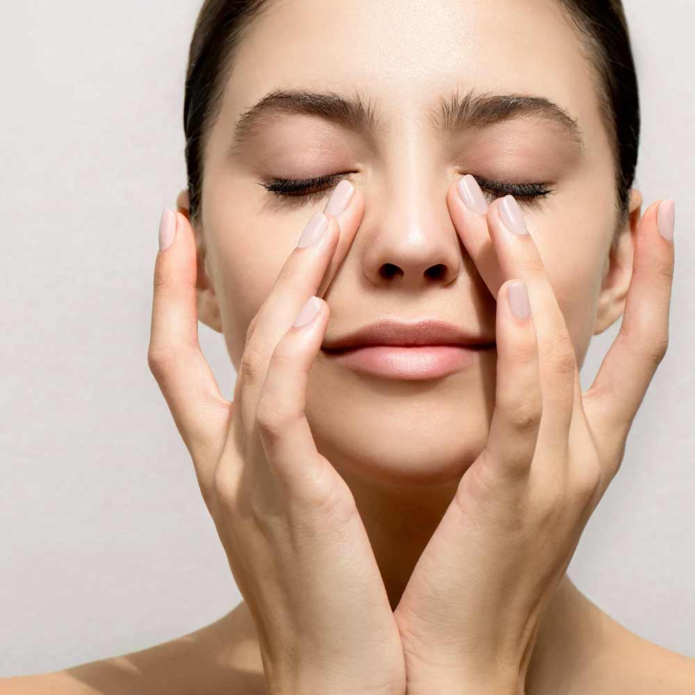 Rosacea- und Couperose-Haut ist besonders empfindlich und neigt zu Rötungen, Spannungsgefühlen und Irritationen. Beruhigende und barrierestärkende Pflege kann helfen, die Haut auszugleichen und ihre natürliche Schutzfunktion zu unterstützen.